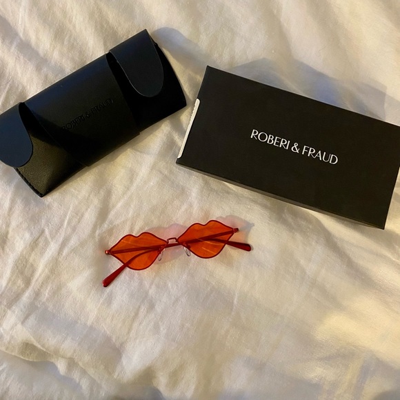 Roberi & Fraud And Kristen Noel Crawley Heart-Shaped Sunnies - Picture 2 of 4